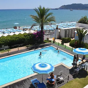 https://hotel-miramare-savona.hotelitalianriviera.com